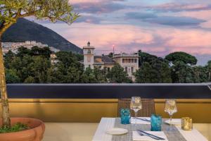 热那亚热那亚万豪AC酒店的一张带酒杯的桌子,享有城市美景