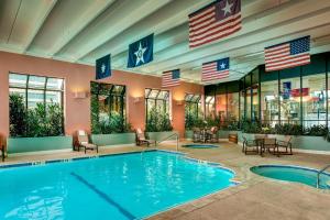 休斯顿休斯敦万豪韦斯特彻斯酒店的一座带美国国旗的室内游泳池