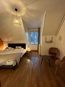 布鲁瓦在卢瓦尔河和城堡之间的公寓的卧室配有1张床、1张桌子和1把椅子