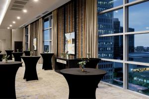 达拉斯Courtyard by Marriott Dallas Downtown/Reunion District的酒吧设有黑桌和大窗户