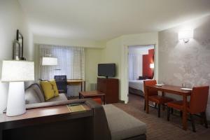 圣安东尼奥万豪圣安东尼奥市区市场原住客栈的酒店客房设有沙发、桌子和床。