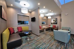 汤博尔Residence Inn by Marriott Houston Tomball的带沙发、椅子和桌子的等候室