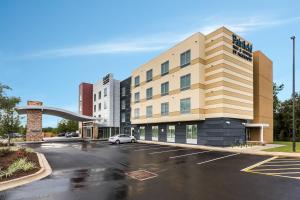 克雷斯特维尤Fairfield Inn & Suites by Marriott Crestview的酒店前停车场有停车位