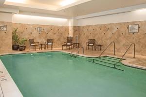 纽波特纽斯纽波特纽斯市中心万豪酒店的一个带椅子和桌子的大型游泳池