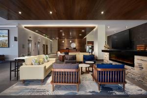 锡劳Fairfield Inn & Suites Silao Guanajuato Airport的带沙发和壁炉的客厅