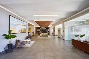 锡劳Fairfield Inn & Suites Silao Guanajuato Airport的办公室大堂设有走廊,配有桌椅
