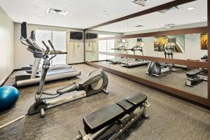 大学城布赖恩学院站万怡酒店的健身房设有跑步机和椭圆机