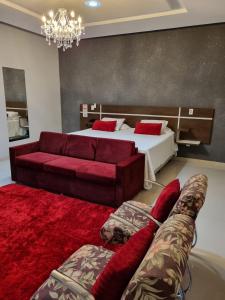 维列纳Hotel e Locadora Vizon的客厅配有床和沙发