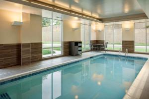 路易斯威尔Fairfield Inn & Suites By Marriott Louisville Northeast的游泳池,位于酒店客房内