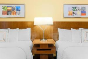 坦帕坦帕布兰登万豪费尔菲尔德套房酒店的一张位于酒店客房的两张床,配有一张桌子上的灯