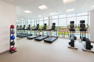 提夫顿SpringHill Suites by Marriott Tifton的拥有一排跑步机和椭圆机的健身房