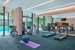 迪沙鲁Four Points by Sheraton Desaru的健身房设有许多健身器材和健身球