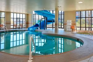 金斯顿金斯顿401公路万怡酒店的大楼内一个带滑梯的游泳池