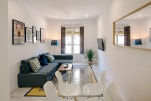 格拉纳达Granadi Apartamentos的客厅配有沙发和桌椅