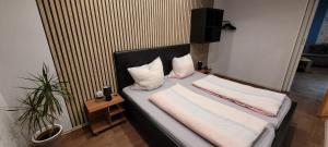 瓦登穆勒公寓的一间卧室配有一张带两个枕头的床