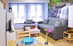 埃尔蓬特Aire de Sanabria的客厅配有沙发和桌子