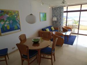 阿吉内金海滩Anfi del Mar 2的客厅配有桌椅和沙发