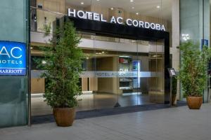 科尔多瓦AC Hotel Córdoba by Marriott的一座酒店大楼,前面有两棵树