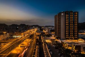 马斯喀特阿曼喜来登酒店的一座高楼,在晚上可欣赏到城市美景