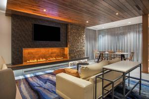 鸽子谷Fairfield Inn & Suites by Marriott Pigeon Forge的客厅设有壁炉和电视。