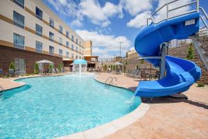 鸽子谷Fairfield Inn & Suites by Marriott Pigeon Forge的游泳池的水滑梯
