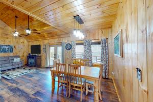惠提尔Evergreen Lodge的一间带桌子和木墙的用餐室