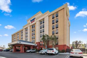 博伟公园Fairfield Inn & Suites Anaheim North Buena Park的停车场内有车辆的旅馆