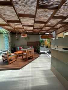 莫罗圣保罗Terra Bella Pousada的庭院配有2把木椅和桌子