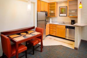 罗阿诺Residence Inn by Marriott Roanoke Airport的一间带桌子和冰箱的小厨房