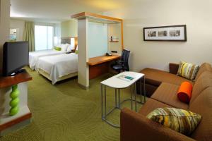 拉特罗布万豪酒店匹兹堡拉特罗布春季山丘套房酒店 的酒店客房,配有床和沙发