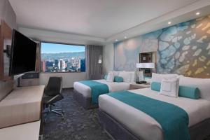 危地马拉危地马拉城万怡酒店的酒店客房设有两张床和一台平面电视。