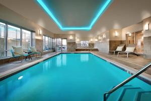 穆雷TownePlace Suites Salt Lake City Murray的大楼内带蓝色灯光的大型游泳池