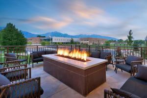 穆雷TownePlace Suites Salt Lake City Murray的庭院的火坑,带椅子