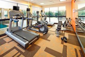格林斯堡匹兹堡格林万怡酒店的健身房设有跑步机和椭圆机