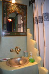 舍夫沙万卡萨琳达酒店的浴室设有水槽、镜子和水槽