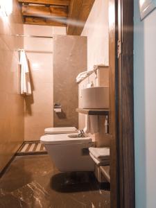 格拉纳达Apartamentos en pleno centro, Aljibe Rodrigo del Campo 2C的一间带卫生间和水槽的浴室