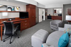 罗利罗利北/三角镇中心万怡酒店的酒店客房配有书桌、电脑和椅子。