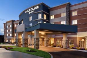 WestwoodCourtyard by Marriott Boston Dedham/Westwood的酒店前面的 ⁇ 染