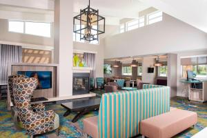 斯普林Residence Inn by Marriott Houston City Place的客厅配有沙发、椅子和电视