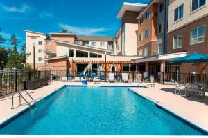斯普林Residence Inn by Marriott Houston City Place的一座配有桌椅的酒店游泳池