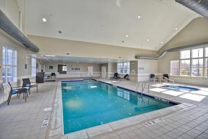 奥法隆圣路易斯奥法隆原住客栈的在酒店房间的一个大型游泳池