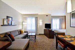 奥法隆圣路易斯奥法隆原住客栈的酒店客房设有沙发、床和电视。