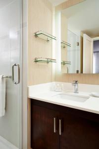 蒙特利尔蒙特利尔市中心万豪原住客栈的一间带水槽和镜子的浴室
