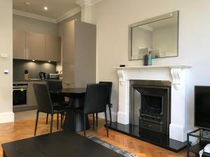 伦敦25 Ongar Road by Viridian Apartments的客厅配有桌子和壁炉
