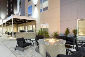 坦帕TownePlace Suites by Marriott Tampa Casino Area的建筑中带火坑的庭院