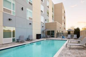 坦帕TownePlace Suites by Marriott Tampa Casino Area的大楼前的游泳池
