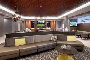 西瓦利城SpringHill Suites By Marriott Salt Lake City West Valley的带沙发的客厅和用餐室