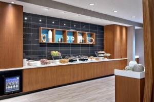 西瓦利城SpringHill Suites By Marriott Salt Lake City West Valley的一间餐厅,上面有食物柜台