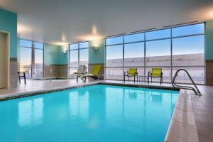 西瓦利城SpringHill Suites By Marriott Salt Lake City West Valley的享有大楼景致的游泳池