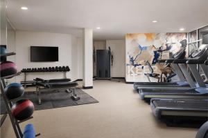 布卢明顿Spring Hill Suites Minneapolis-St. Paul Airport/Mall Of America的健身房设有有氧器材和平面电视